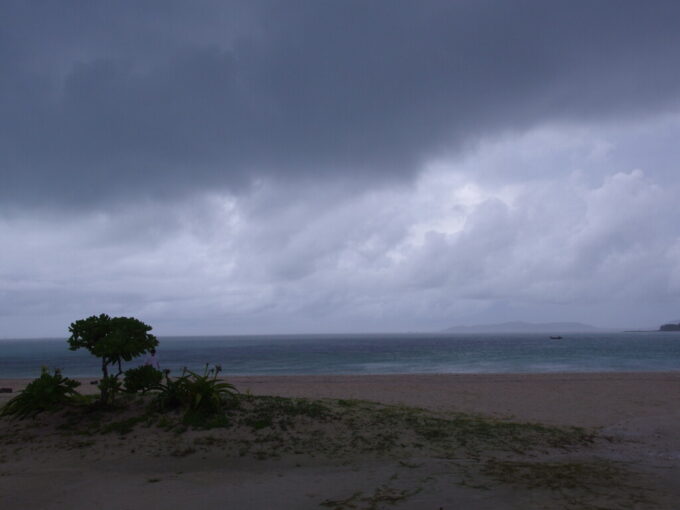 6月中旬梅雨明け間近の竹富島再び分厚い雨雲に覆われるコンドイビーチ