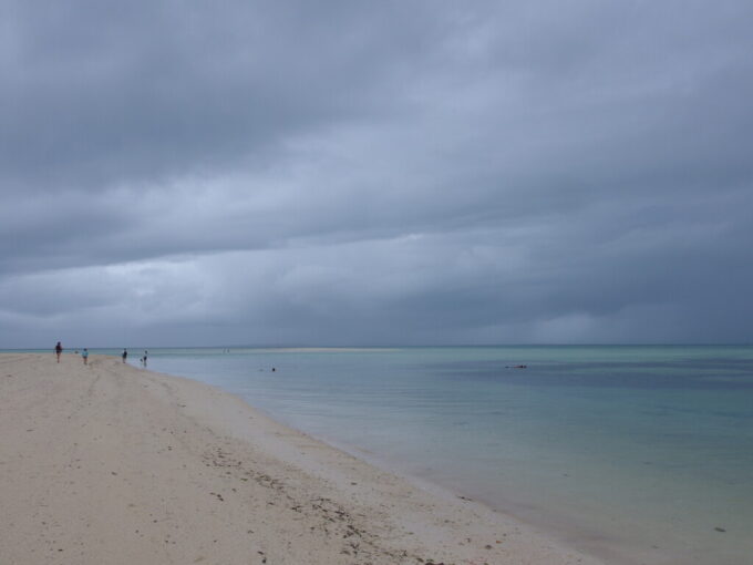 6月中旬梅雨明け間近の竹富島空と海、陸との境すら溶けゆく曇天のコンドイビーチ