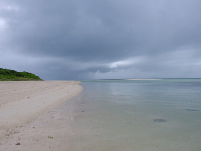 6月中旬梅雨明け間近の竹富島コンドイビーチ遠くを行く雨雲を眺める