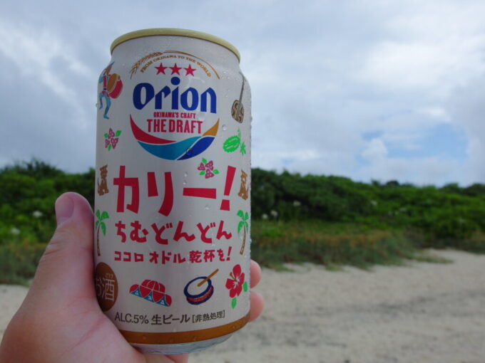 6月中旬梅雨明け間近の竹富島雨上がりの涼しいコンドイビーチでオリオンビールを