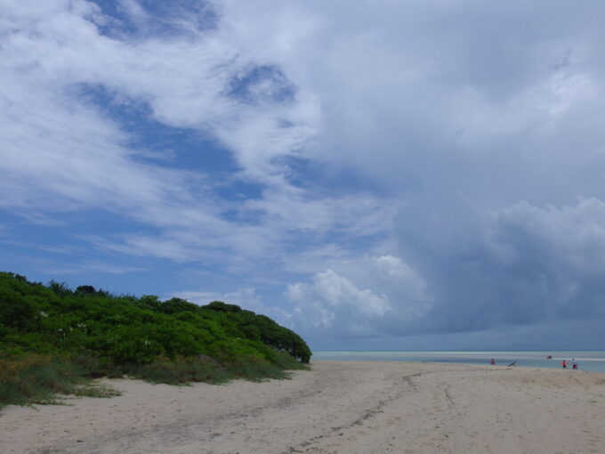 6月中旬梅雨明け間近の竹富島晴れ間が見え色を取り戻したコンドイビーチ