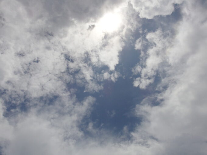 6月中旬梅雨明け間近の竹富島雨も上がり晴れ間が見え始めた空