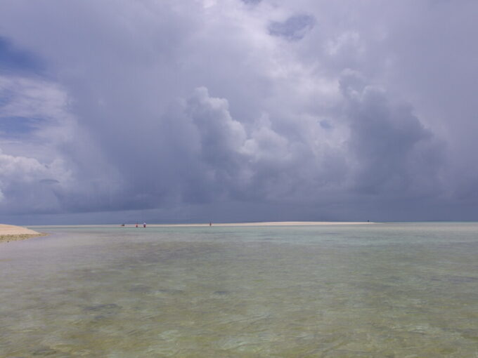 6月中旬梅雨明け間近の竹富島晴れ間が戻り温かさを取り戻したコンドイビーチの海