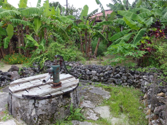 6月中旬梅雨明け間近の竹富島集落に残る井戸
