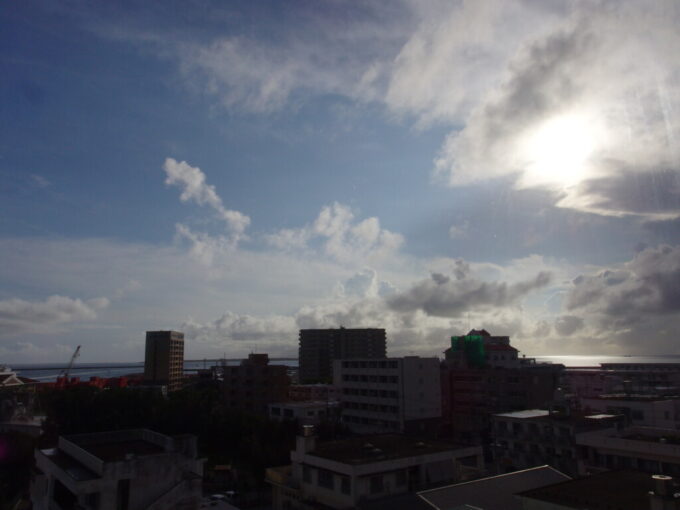 6月中旬梅雨明け間近の石垣島ベッセルホテル石垣島より眺める西日