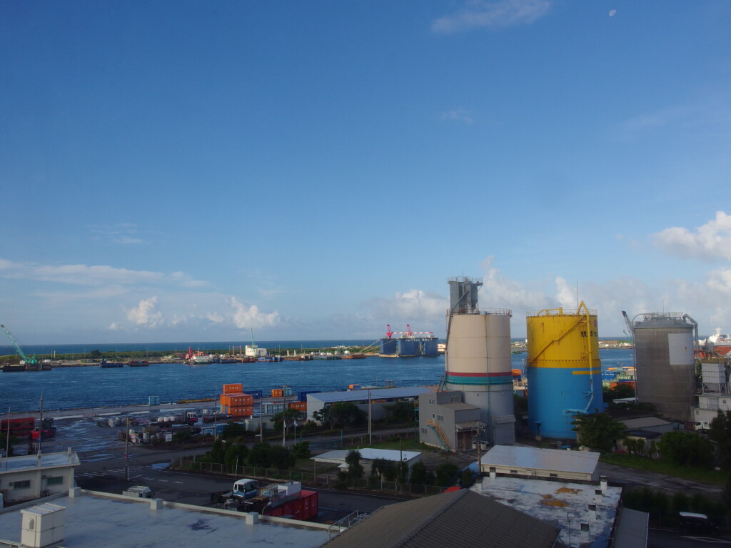 6月中旬梅雨明け直後の石垣島ベッセルホテル石垣島から望む青い港湾