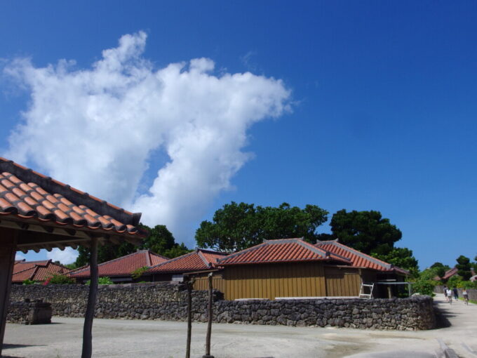 6月中旬梅雨明け直後の竹富島真っ青な空と白い雲、そして赤瓦