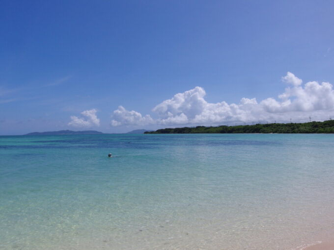 6月中旬梅雨明け直後の竹富島コンドイビーチ青い海と白い雲の浮かぶ夏空