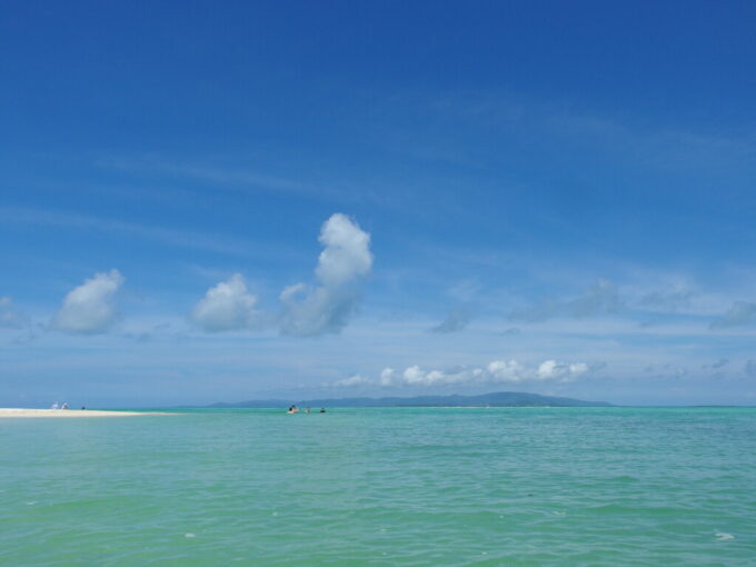6月中旬梅雨明け直後の竹富島コンドイビーチ程よい温度の海に浸かる