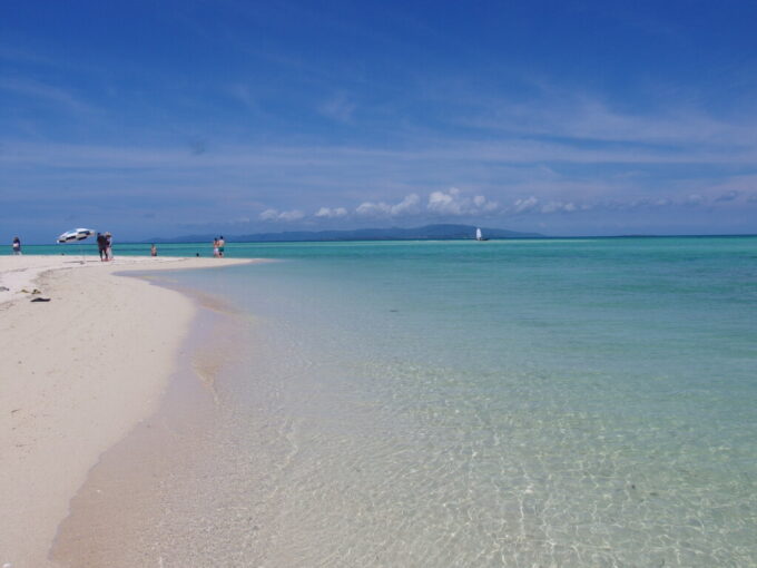 6月中旬梅雨明け直後の竹富島コンドイビーチ白い砂浜を染める無限の青のグラデーション