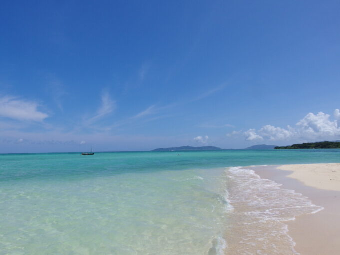 6月中旬梅雨明け直後の竹富島コンドイビーチ青い海を行くサバニ