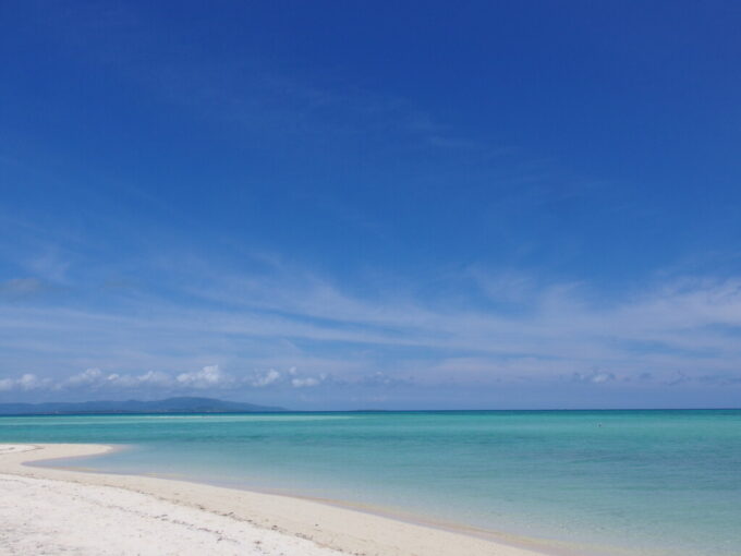 6月中旬梅雨明け直後の竹富島爽快な青さに満ちるコンドイビーチ