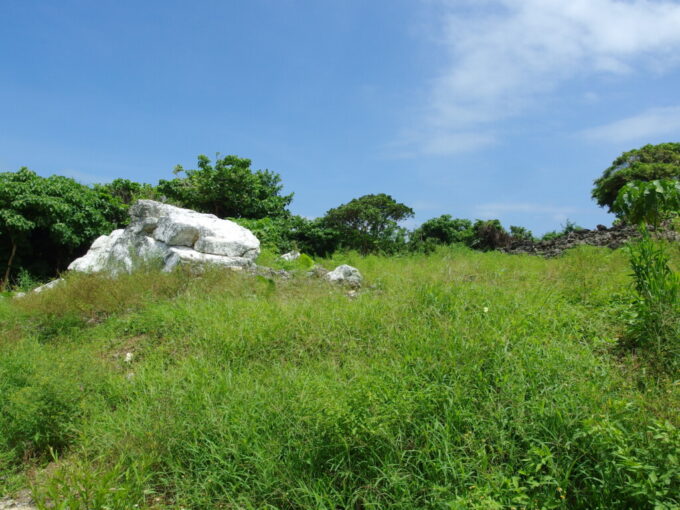 6月中旬梅雨明け直後の竹富島新里村遺跡