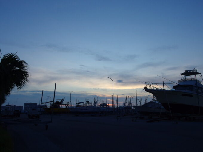 6月中旬梅雨明け直後の石垣島夕暮れに染まるヨットハーバー