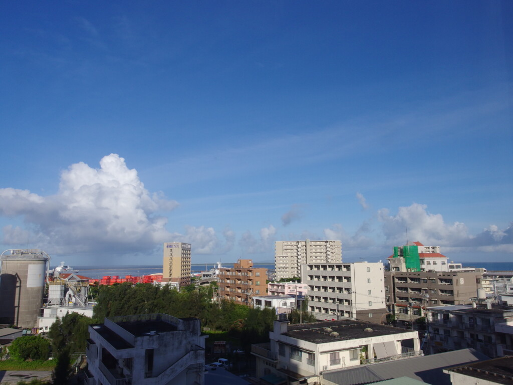 6月中旬梅雨明け直後の石垣島ベッセルホテル石垣島から望む夏晴れの朝
