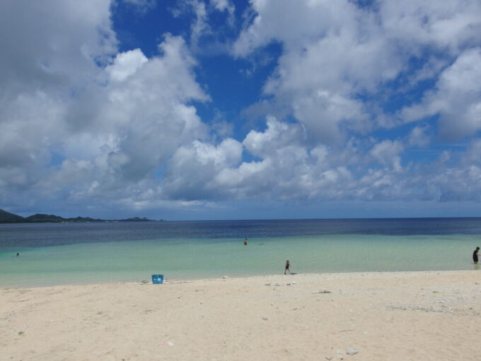 6月中旬梅雨明け直後の石垣島濃淡ブルーに彩られる米原ビーチ