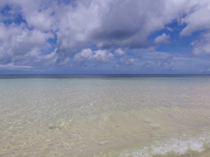 6月中旬梅雨明け直後の石垣島清らかな青さの米原ビーチ