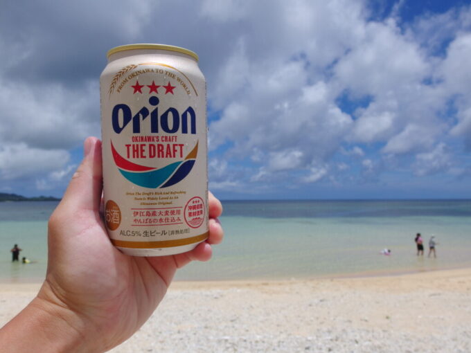 6月中旬梅雨明け直後の石垣島米原ビーチでオリオンビールを