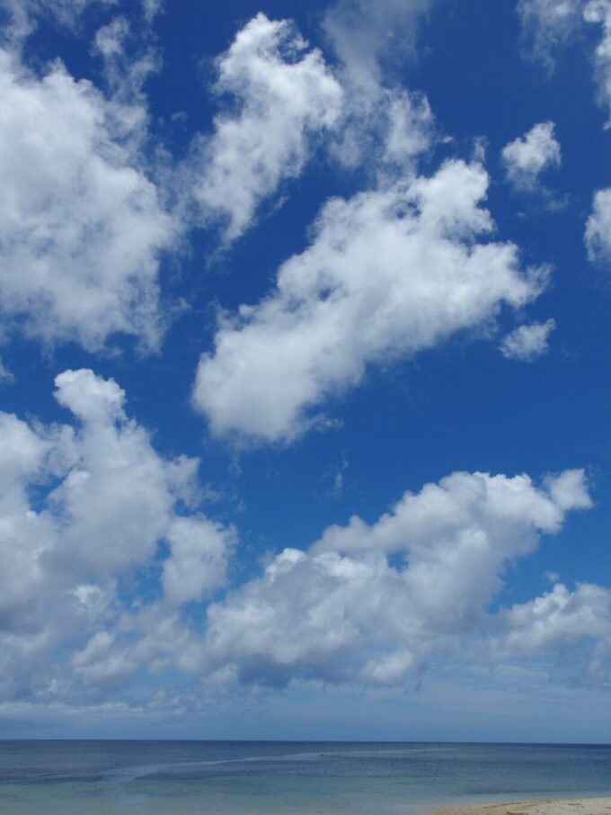 6月中旬梅雨明け直後の石垣島絵に描いたような夏景色の米原ビーチ