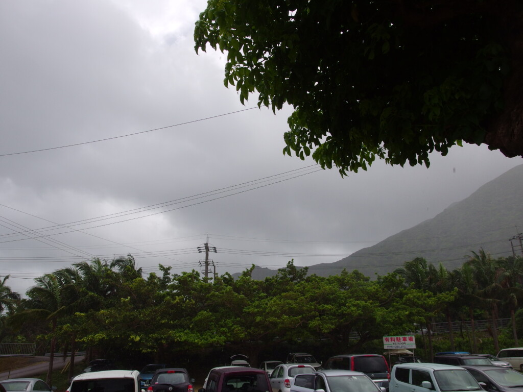 6月中旬梅雨明け直後の石垣島突然のスコールに襲われる米原キャンプ場駐車場