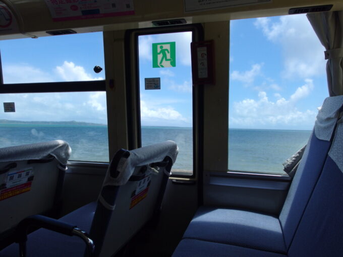 6月中旬梅雨明け直後の石垣島東運輸車窓を染める青い名蔵湾