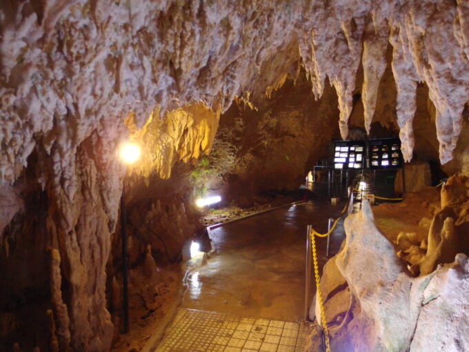 6月中旬梅雨明け直後の石垣島鍾乳石の発達した石垣島鍾乳洞