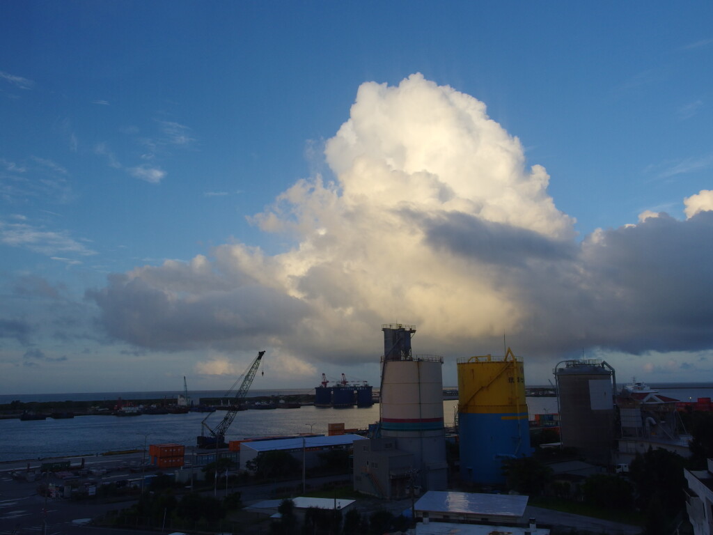 6月中旬梅雨明け直後の石垣島ベッセルホテル石垣島で迎える夏空の朝