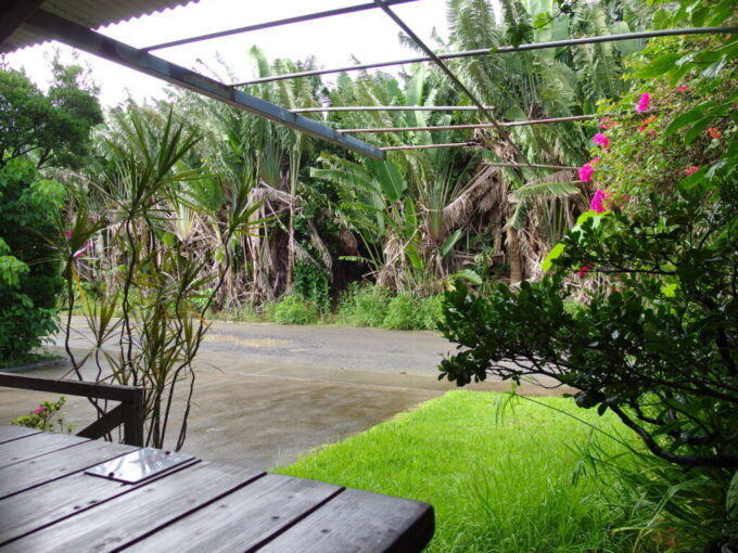 6月中旬梅雨明け直後の石垣島とうふの比嘉テラス席で朝の空気を浴びながら待つ