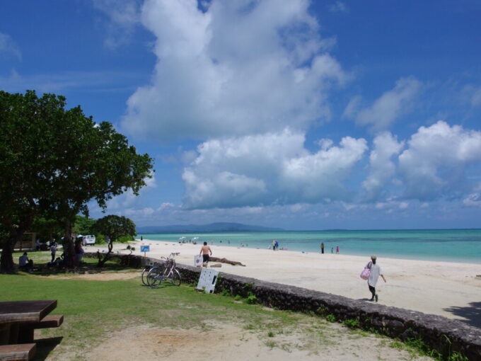 6月中旬梅雨明け直後の竹富島絶好調の青さのコンドイビーチ