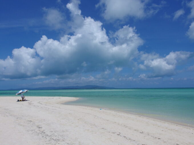 6月中旬梅雨明け直後の竹富島青く染まるコンドイビーチ