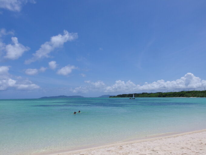 6月中旬梅雨明け直後の竹富島鮮烈な青さ溢れるコンドイビーチ
