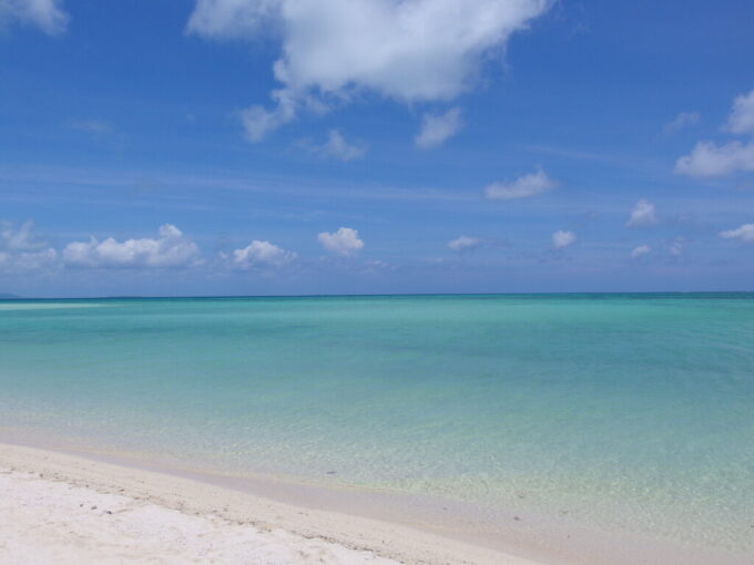 6月中旬梅雨明け直後の竹富島コンドイビーチを染める白い砂浜と碧い海