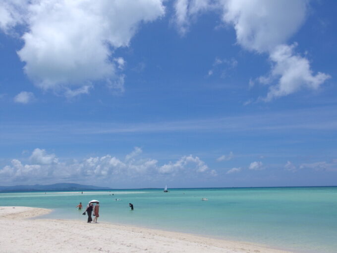 6月中旬梅雨明け直後の竹富島青く染まるコンドイビーチの昼下がり
