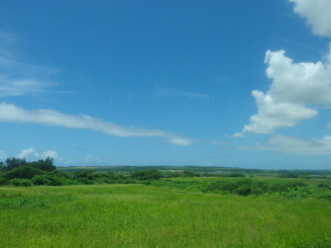 6月中旬梅雨明け直後の石垣島どこまでも青い夏空と雄大な草原