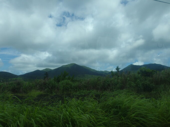 6月中旬梅雨明け直後の石垣島東運輸車窓より沖縄県最高峰於茂登岳を間近に望む