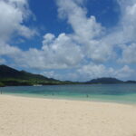 6月中旬梅雨明け直後の石垣島真っ白な砂浜と碧い海の米原ビーチ