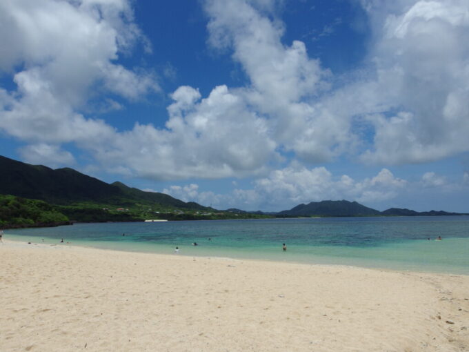 6月中旬梅雨明け直後の石垣島真っ白な砂浜と碧い海の米原ビーチ
