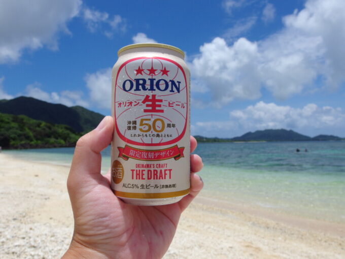 6月中旬梅雨明け直後の石垣島米原ビーチで飲むオリオンビール50周年復刻缶