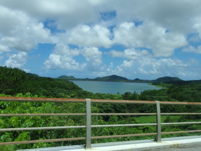 6月中旬梅雨明け直後の石垣島東運輸車窓から眺める底原ダム