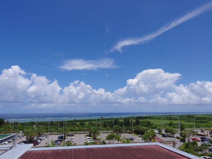 6月中旬梅雨明け直後の石垣島南ぬ島石垣空港展望デッキから眺める青い海