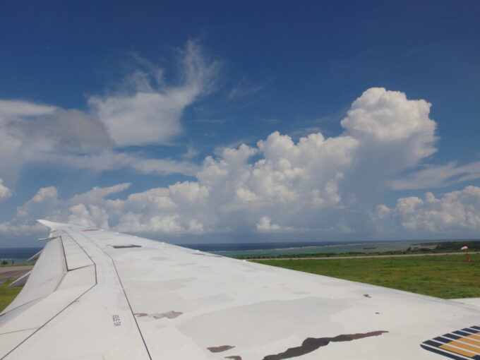 6月中旬梅雨明け直後の石垣島南ぬ島石垣空港滑走路始点に立つANA787型機