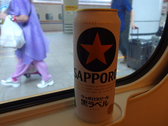 8月上旬真夏の東京駅H5系はやぶさ号新青森行き車内黒ラベルで乾杯を