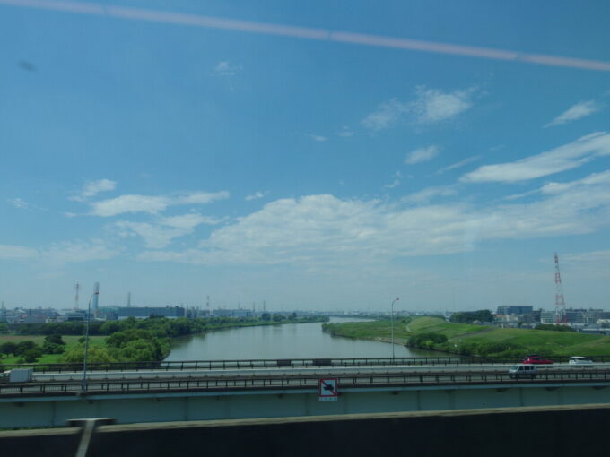 8月上旬真夏のH5系はやぶさ号新青森行き荒川を越え東京脱出