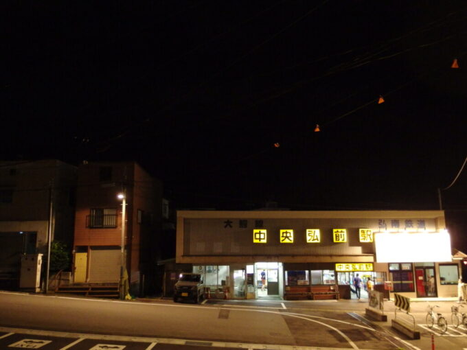 8月上旬夏の弘前夜の幻想的な弘南鉄道大鰐線中央弘前駅