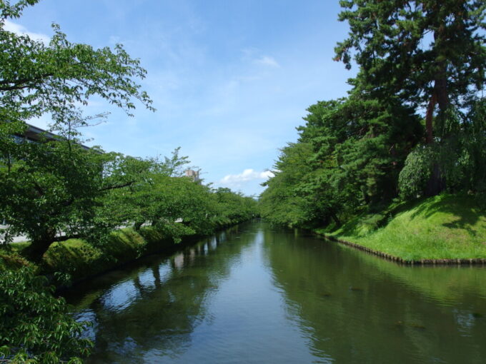 8月上旬夏の弘前万緑に彩られる弘前城のお堀