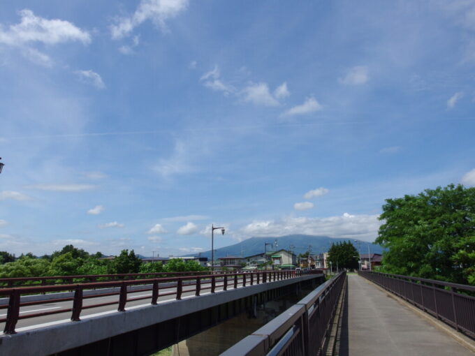 8月上旬夏の弘前岩木橋から望む岩木山