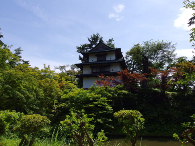 8月上旬夏の弘前緑に映える弘前城丑寅櫓