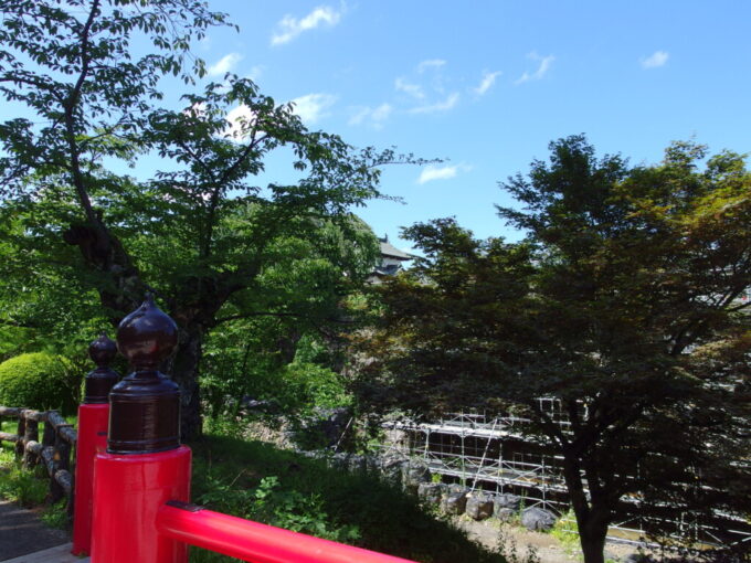 8月上旬夏の弘前修理中の石垣と弘前城天守閣