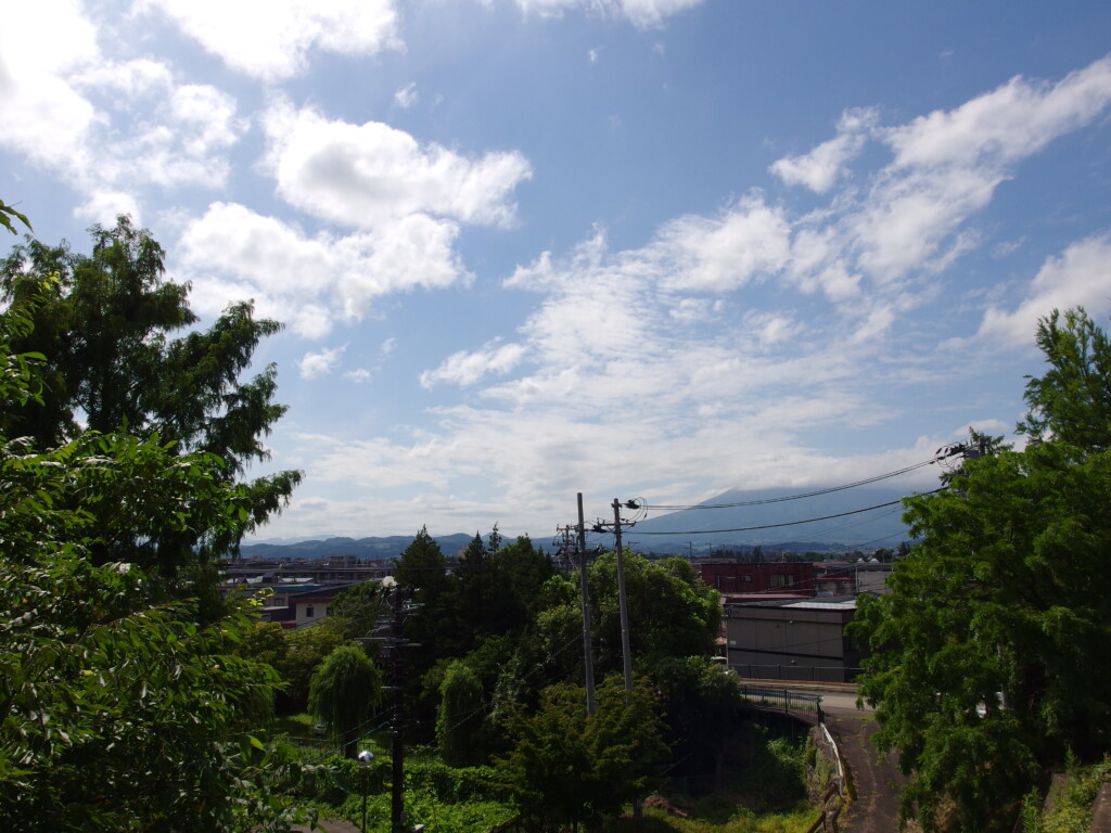 8月上旬夏の弘前坂の上から眺める岩木山