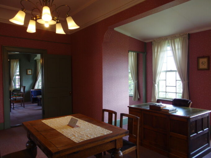 8月上旬夏の弘前旧東奥義塾外人教師館ローズピンクの壁紙に彩られた優美な室内